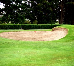 Regressed bunker face affecting maitenance, playability and aesthetics of the bunker